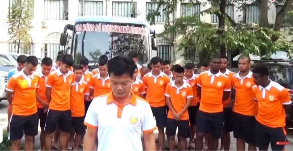Không thể xác định được ai đã bắn pháo sáng gây sự cố trên sân Hàng Đẫy! - 1 Không thể xác định được ai đã bắn pháo sáng gây sự cố trên sân Hàng Đẫy! - 1
