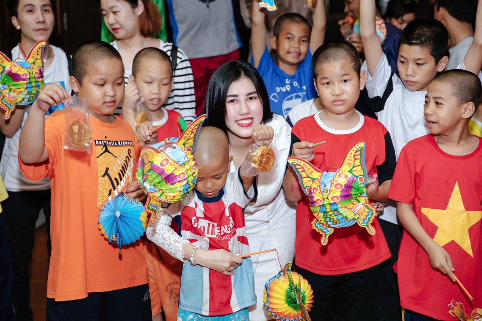 Hoa hậu Emily Hồng Nhung tặng bánh trung thu cho trẻ mồ côi - 3