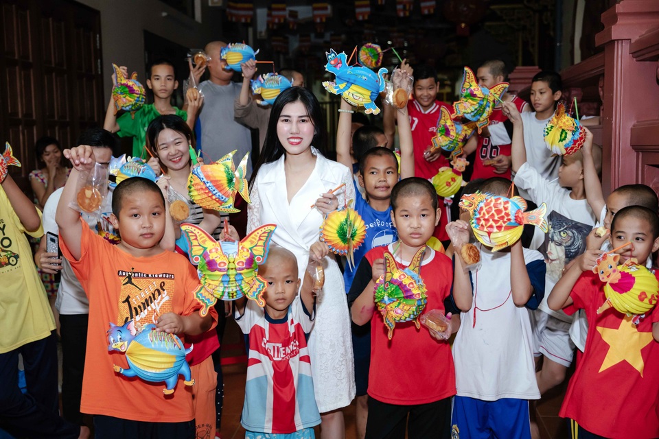 Hoa hậu Emily Hồng Nhung tặng bánh trung thu cho trẻ mồ côi - 1