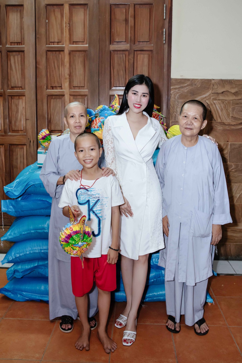 Hoa hậu Emily Hồng Nhung tặng bánh trung thu cho trẻ mồ côi - 5