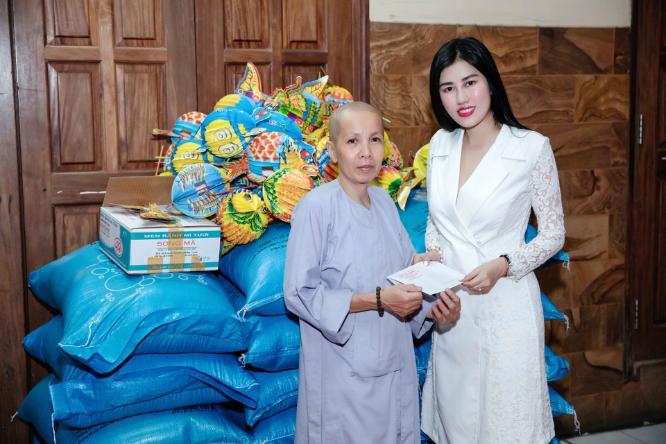 Hoa hậu Emily Hồng Nhung tặng bánh trung thu cho trẻ mồ côi - 4