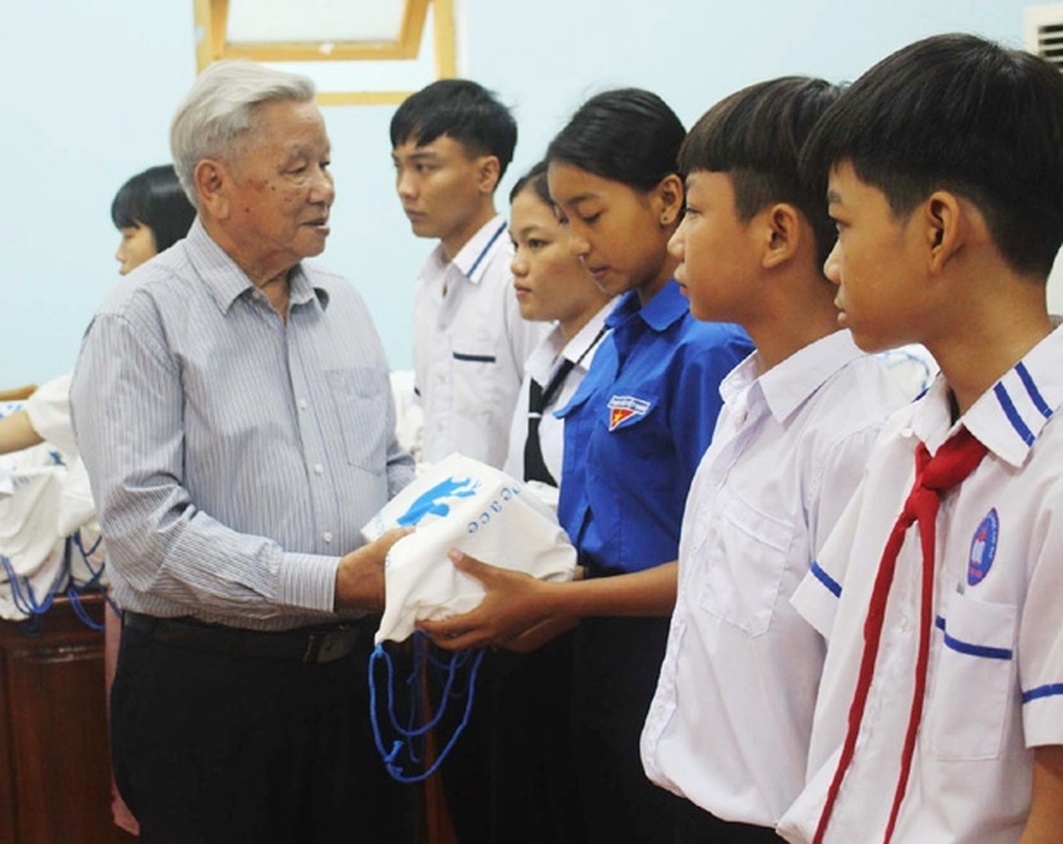 Phú Yên: Trao 200 suất học bổng cho trẻ em nghèo hiếu học - 1 Phú Yên: Trao 200 suất học bổng cho trẻ em nghèo hiếu học - 1