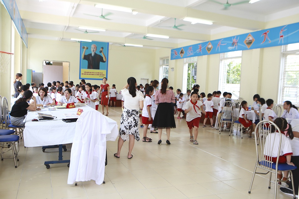 Sau vụ cháy công ty Rạng Đông: Hàng trăm học sinh được khám sức khỏe miễn phí - 1 Sau vụ cháy công ty Rạng Đông: Hàng trăm học sinh được khám sức khỏe miễn phí - 1