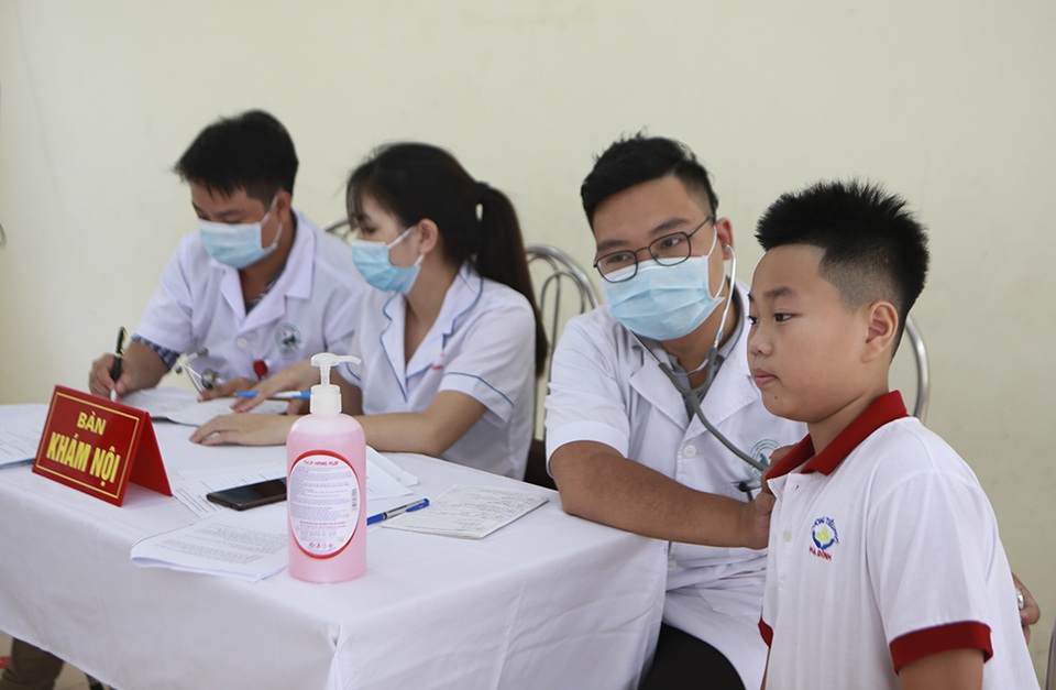 Sau vụ cháy công ty Rạng Đông: Hàng trăm học sinh được khám sức khỏe miễn phí - 9 Sau vụ cháy công ty Rạng Đông: Hàng trăm học sinh được khám sức khỏe miễn phí - 9