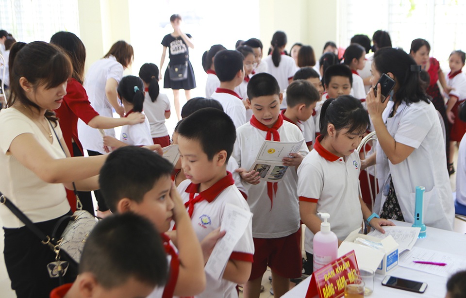 Sau vụ cháy công ty Rạng Đông: Hàng trăm học sinh được khám sức khỏe miễn phí - 2 Sau vụ cháy công ty Rạng Đông: Hàng trăm học sinh được khám sức khỏe miễn phí - 2