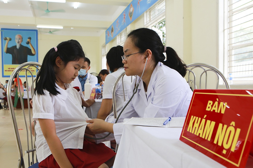 Sau vụ cháy công ty Rạng Đông: Hàng trăm học sinh được khám sức khỏe miễn phí - 3 Sau vụ cháy công ty Rạng Đông: Hàng trăm học sinh được khám sức khỏe miễn phí - 3