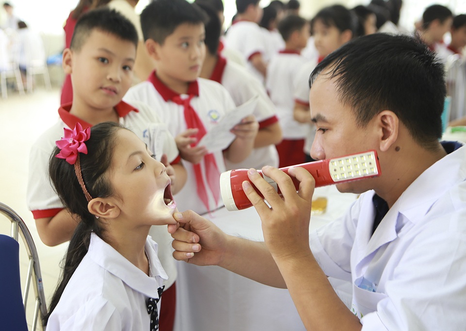 Sau vụ cháy công ty Rạng Đông: Hàng trăm học sinh được khám sức khỏe miễn phí - 6 Sau vụ cháy công ty Rạng Đông: Hàng trăm học sinh được khám sức khỏe miễn phí - 6