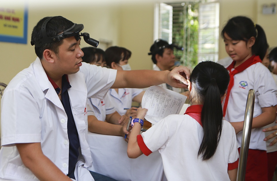 Sau vụ cháy công ty Rạng Đông: Hàng trăm học sinh được khám sức khỏe miễn phí - 7 Sau vụ cháy công ty Rạng Đông: Hàng trăm học sinh được khám sức khỏe miễn phí - 7
