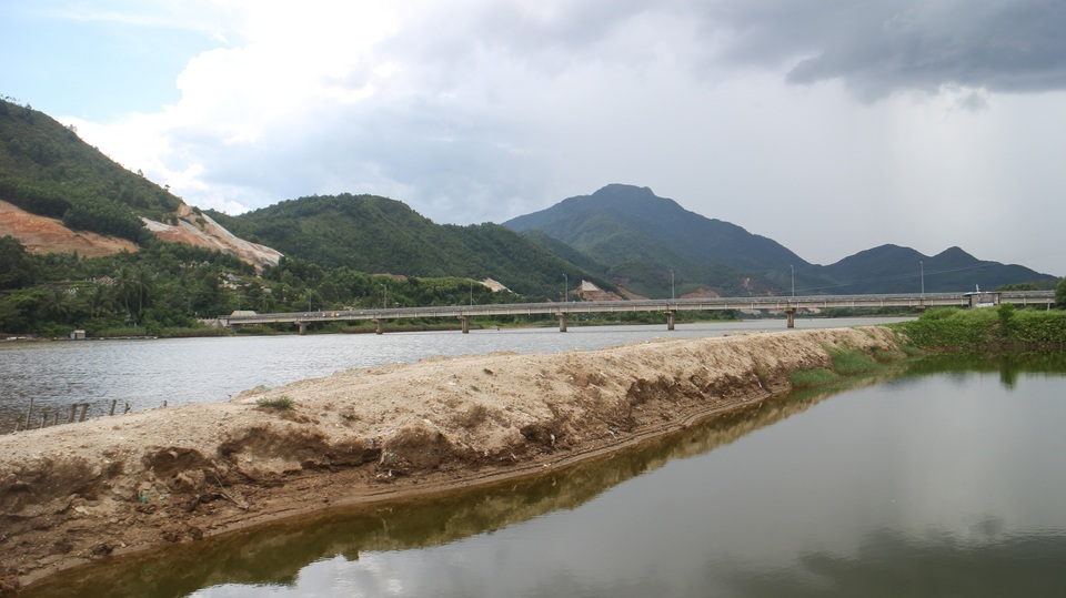 Đà Nẵng: Người dân lấn sông Cu Đê nuôi tôm trái phép - 1 Đà Nẵng: Người dân lấn sông Cu Đê nuôi tôm trái phép - 1