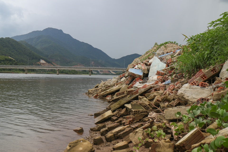 Đà Nẵng: Người dân lấn sông Cu Đê nuôi tôm trái phép - 4 Đà Nẵng: Người dân lấn sông Cu Đê nuôi tôm trái phép - 4
