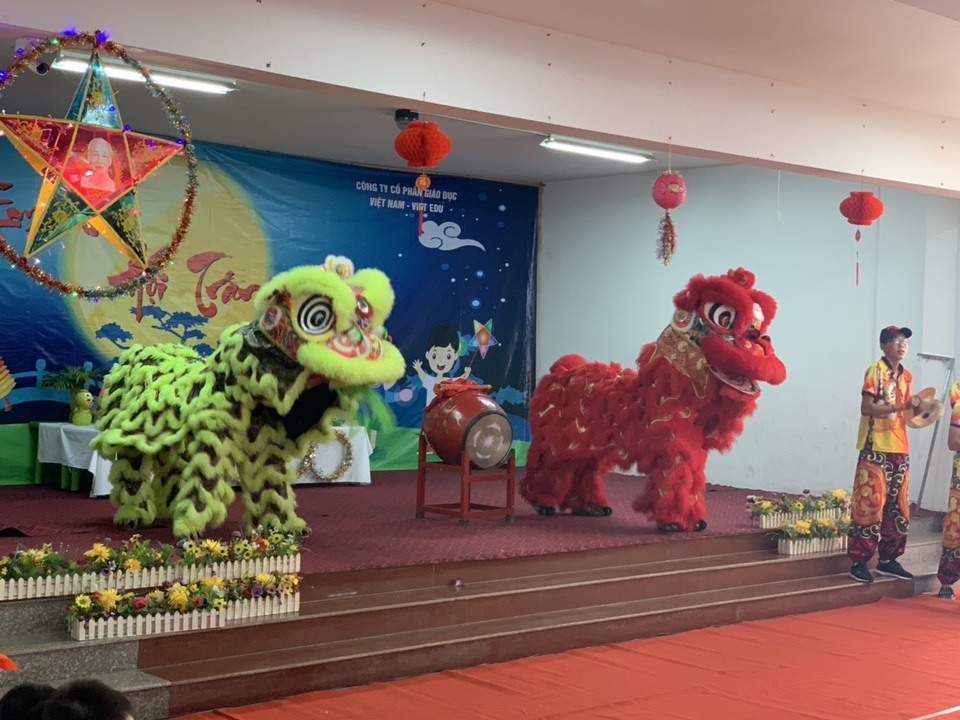 Kinh doanh thời vụ dịp Trung thu: Múa lân một tuần kiếm 140 triệu đồng - 2 Kinh doanh thời vụ dịp Trung thu: Múa lân một tuần kiếm 140 triệu đồng - 2