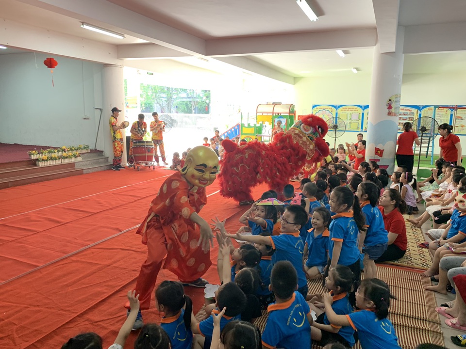 Kinh doanh thời vụ dịp Trung thu: Múa lân một tuần kiếm 140 triệu đồng - 1 Kinh doanh thời vụ dịp Trung thu: Múa lân một tuần kiếm 140 triệu đồng - 1