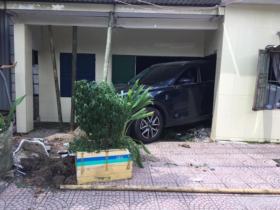 Nam thanh niên Thái Bình lùi xe Mazda CX-5 sập tường nhà bố mẹ - 2 Nam thanh niên Thái Bình lùi xe Mazda CX-5 sập tường nhà bố mẹ - 2