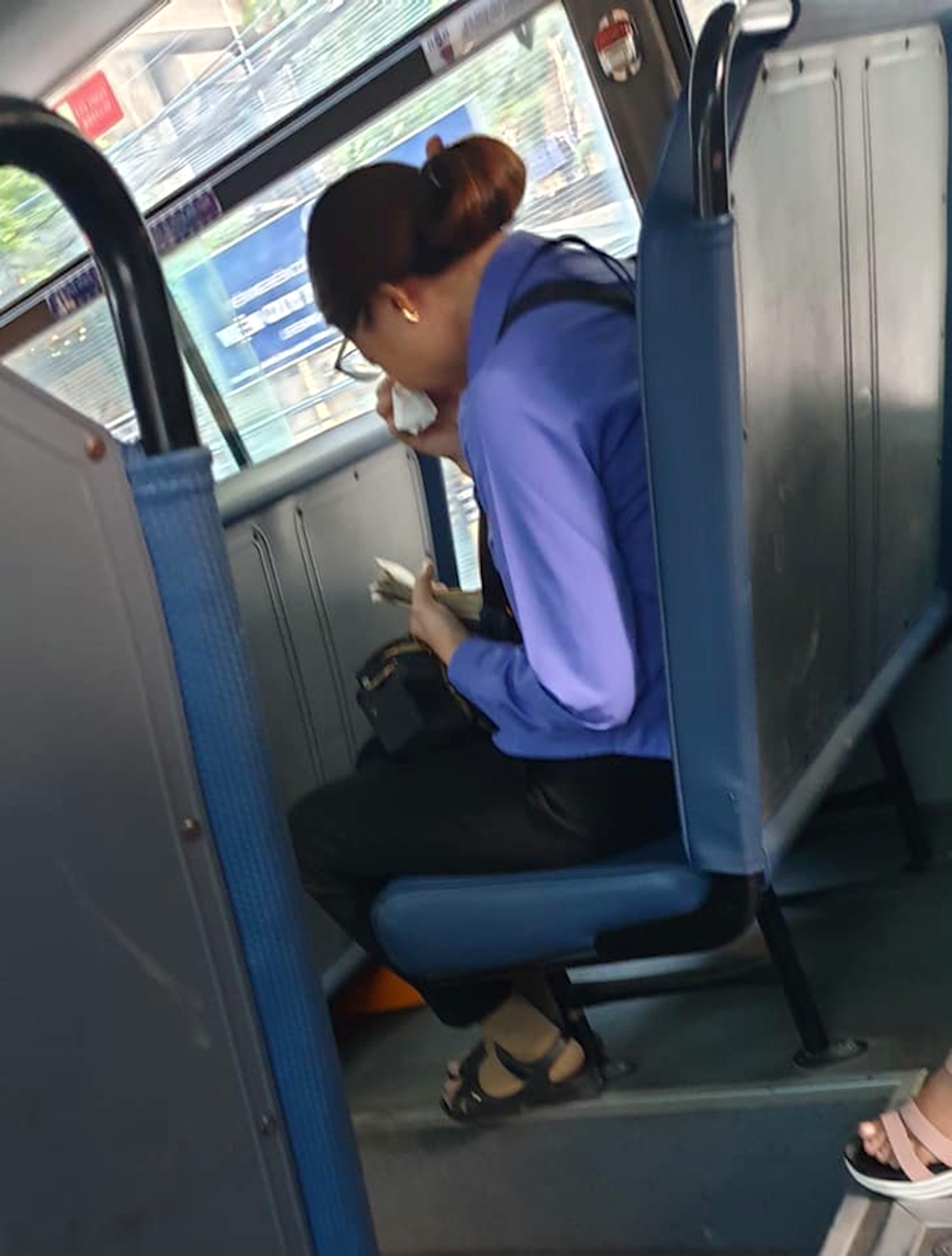Hành khách “quên” mua vé xe buýt, nữ nhân viên bán vé bị đình chỉ công việc - 1 Hành khách “quên” mua vé xe buýt, nữ nhân viên bán vé bị đình chỉ công việc - 1