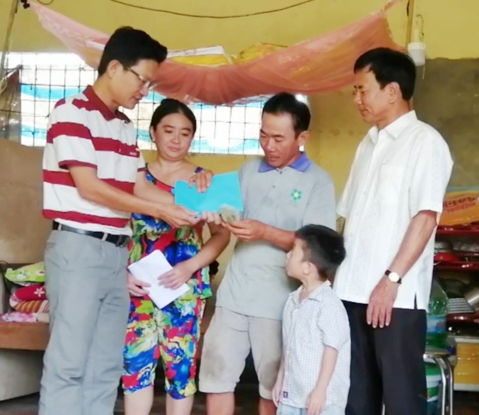 Bạn đọc Dân trí giúp đỡ người đàn bà điếc nửa đời người số tiền hơn 36 triệu đồng - 2 Bạn đọc Dân trí giúp đỡ người đàn bà điếc nửa đời người số tiền hơn 36 triệu đồng - 2