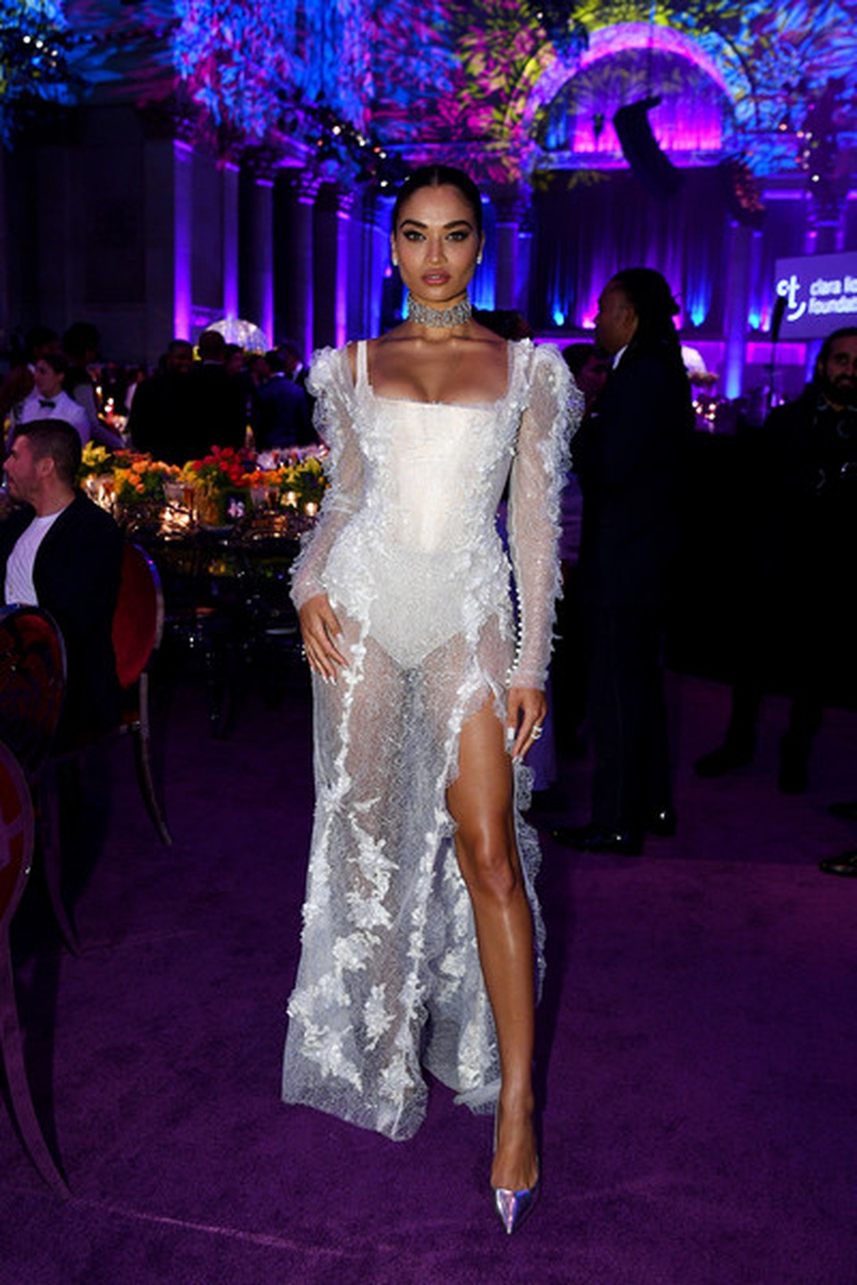 Shanina Shaik bốc lửa với váy ren xuyên thấu - 5 Shanina Shaik bốc lửa với váy ren xuyên thấu - 5