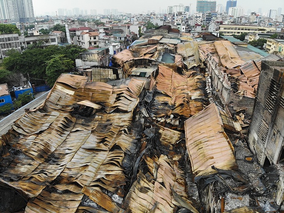 Sẽ mở thêm đường để đưa phế thải vụ cháy Công ty Rạng Đông ra ngoài - 1