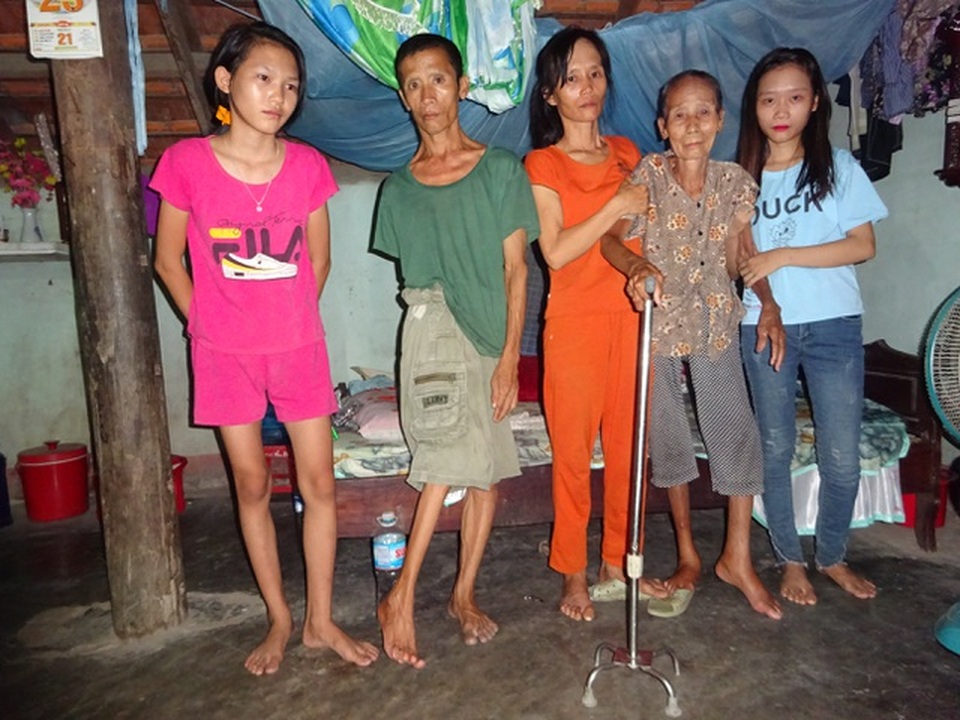 Trao hơn 35 triệu đồng đến người phụ nữ gồng mình nuôi gia đình bệnh tật - 2 Trao hơn 35 triệu đồng đến người phụ nữ gồng mình nuôi gia đình bệnh tật - 2
