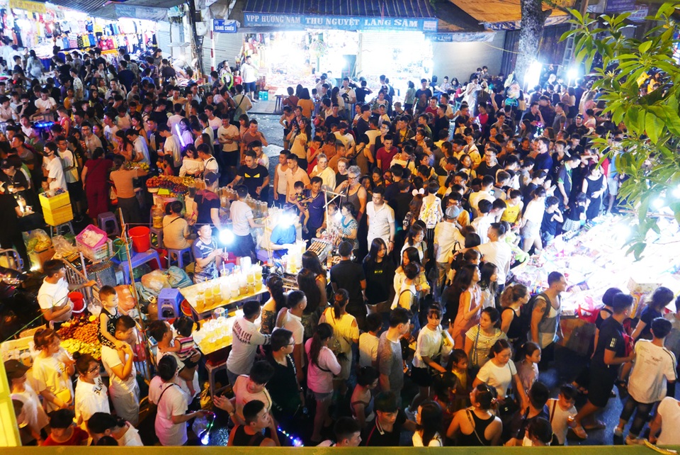 Hà Nội: Phố cổ rực rỡ đèn lồng, chật cứng người đi chơi Trung thu - 4 Hà Nội: Phố cổ rực rỡ đèn lồng, chật cứng người đi chơi Trung thu - 4