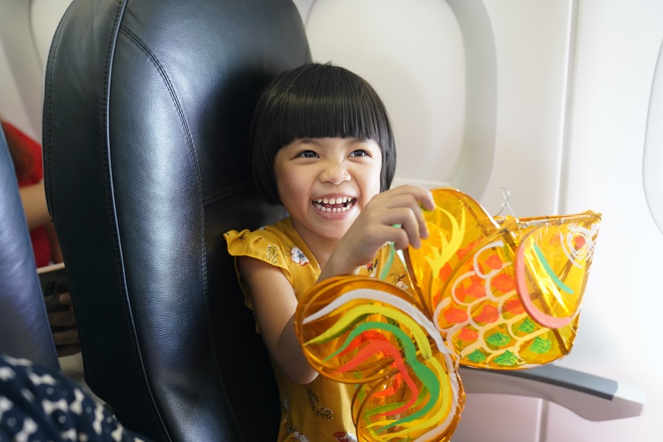 Trung thu rộn ràng trên độ cao 10.000 mét cùng các bạn nhỏ - 2 Trung thu rộn ràng trên độ cao 10.000 mét cùng các bạn nhỏ - 2