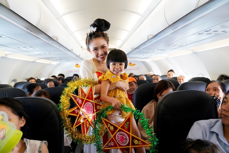 Trung thu rộn ràng trên độ cao 10.000 mét cùng các bạn nhỏ - 3 Trung thu rộn ràng trên độ cao 10.000 mét cùng các bạn nhỏ - 3