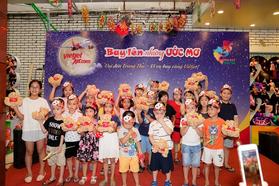 Trung thu rộn ràng trên độ cao 10.000 mét cùng các bạn nhỏ - 9 Trung thu rộn ràng trên độ cao 10.000 mét cùng các bạn nhỏ - 9