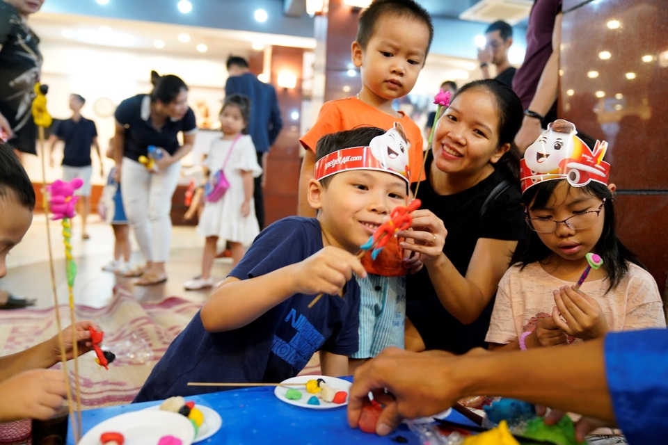 Trung thu rộn ràng trên độ cao 10.000 mét cùng các bạn nhỏ - 10 Trung thu rộn ràng trên độ cao 10.000 mét cùng các bạn nhỏ - 10