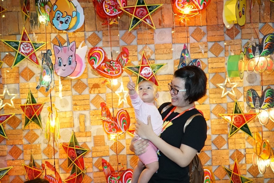 Trung thu rộn ràng trên độ cao 10.000 mét cùng các bạn nhỏ - 19 Trung thu rộn ràng trên độ cao 10.000 mét cùng các bạn nhỏ - 19