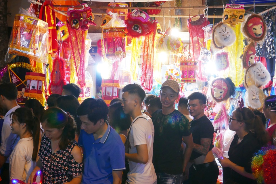 Hà Nội: Phố cổ rực rỡ đèn lồng, chật cứng người đi chơi Trung thu - 6 Hà Nội: Phố cổ rực rỡ đèn lồng, chật cứng người đi chơi Trung thu - 6