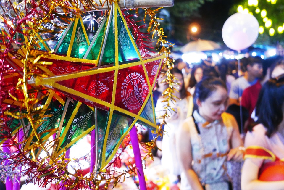 Hà Nội: Phố cổ rực rỡ đèn lồng, chật cứng người đi chơi Trung thu - 9 Hà Nội: Phố cổ rực rỡ đèn lồng, chật cứng người đi chơi Trung thu - 9