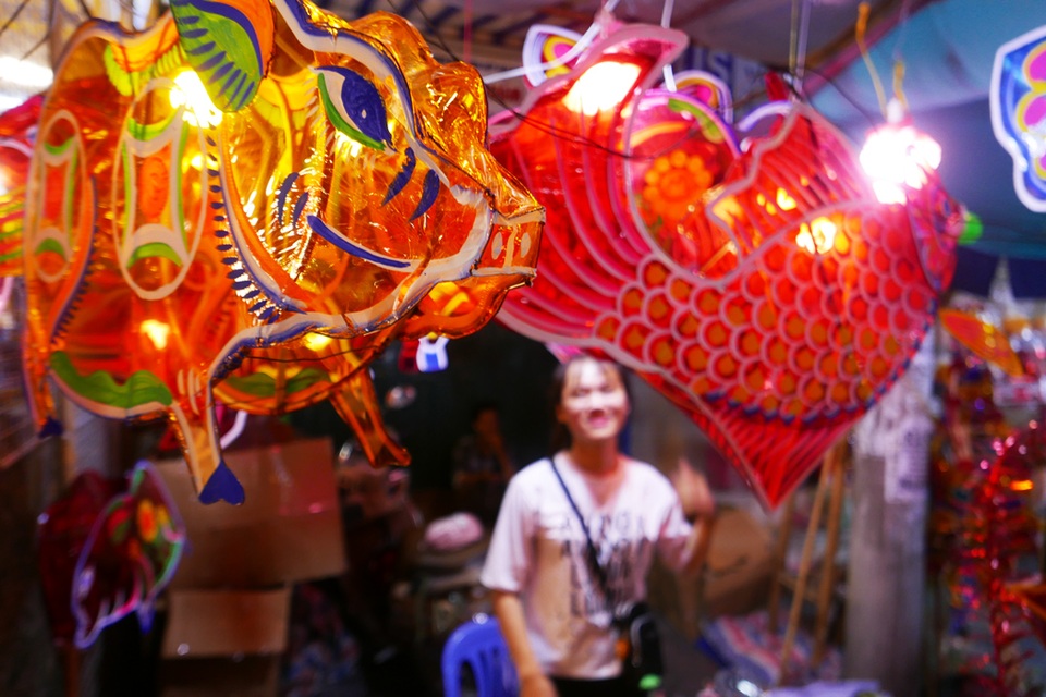 Hà Nội: Phố cổ rực rỡ đèn lồng, chật cứng người đi chơi Trung thu - 10 Hà Nội: Phố cổ rực rỡ đèn lồng, chật cứng người đi chơi Trung thu - 10