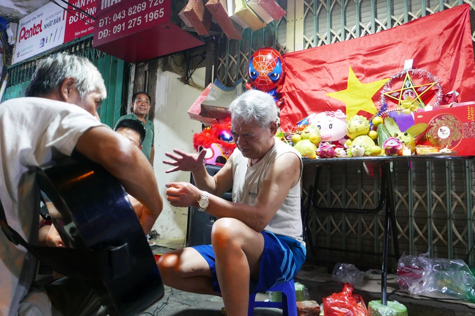 Hà Nội: Phố cổ rực rỡ đèn lồng, chật cứng người đi chơi Trung thu - 14 Hà Nội: Phố cổ rực rỡ đèn lồng, chật cứng người đi chơi Trung thu - 14