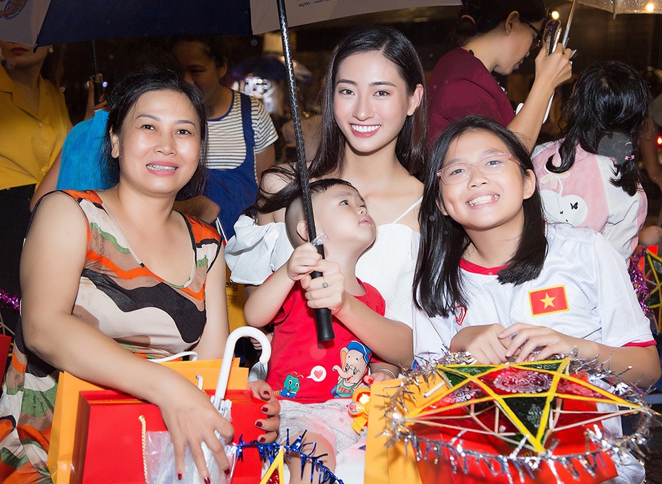 Hoa hậu Tiểu Vy, Lương Thuỳ Linh đón trung thu cùng trẻ em có hoàn cảnh khó khăn - 6 Hoa hậu Tiểu Vy, Lương Thuỳ Linh đón trung thu cùng trẻ em có hoàn cảnh khó khăn - 6
