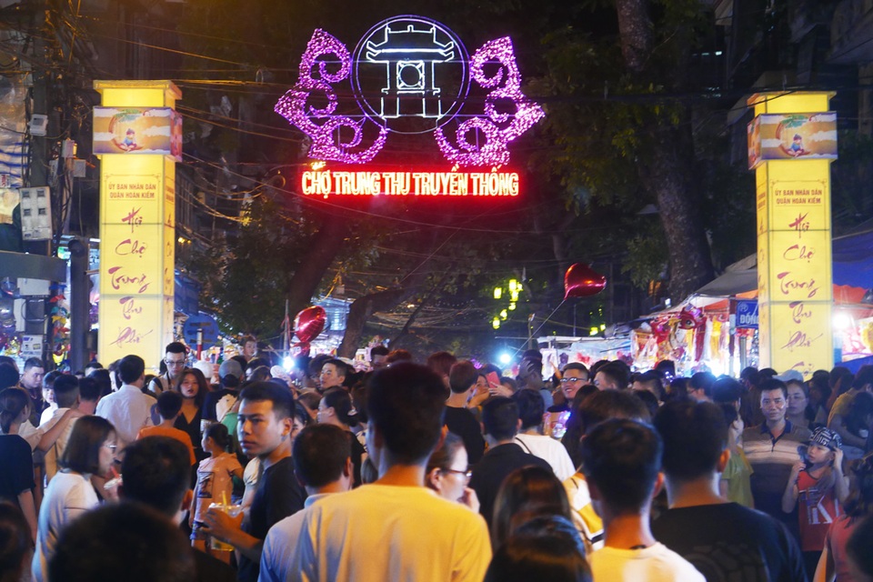 Hà Nội: Phố cổ rực rỡ đèn lồng, chật cứng người đi chơi Trung thu - 1 Hà Nội: Phố cổ rực rỡ đèn lồng, chật cứng người đi chơi Trung thu - 1
