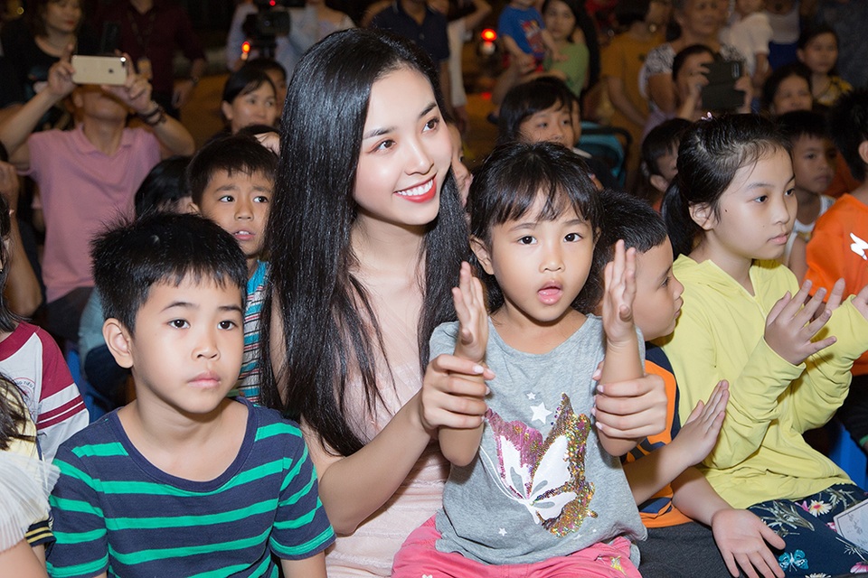Hoa hậu Tiểu Vy, Lương Thuỳ Linh đón trung thu cùng trẻ em có hoàn cảnh khó khăn - 5 Hoa hậu Tiểu Vy, Lương Thuỳ Linh đón trung thu cùng trẻ em có hoàn cảnh khó khăn - 5