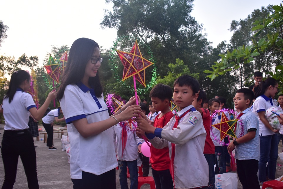 Sinh viên ĐH Vinh tặng quà Trung thu cho học sinh nghèo - 5 Sinh viên ĐH Vinh tặng quà Trung thu cho học sinh nghèo - 5