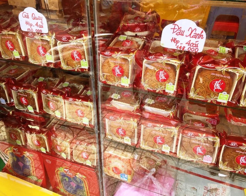 Dân buôn bán bánh Trung thu “rầu rĩ” vì lợi nhuận chẳng được bao nhiêu - 2 Dân buôn bán bánh Trung thu “rầu rĩ” vì lợi nhuận chẳng được bao nhiêu - 2