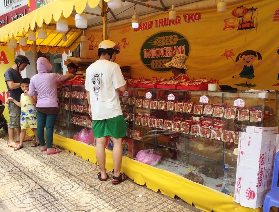 Dân buôn bán bánh Trung thu “rầu rĩ” vì lợi nhuận chẳng được bao nhiêu - 3 Dân buôn bán bánh Trung thu “rầu rĩ” vì lợi nhuận chẳng được bao nhiêu - 3