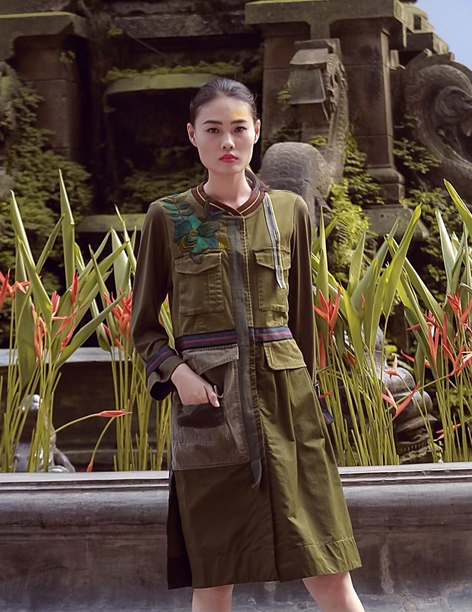 Chiêm ngưỡng Hoa nở trong cuộc chiến qua bộ sưu tập của NTK Công Huân - 15 Chiêm ngưỡng Hoa nở trong cuộc chiến qua bộ sưu tập của NTK Công Huân - 15