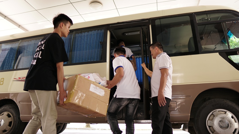 Sinh viên ĐH Vinh tặng quà Trung thu cho học sinh nghèo - 2 Sinh viên ĐH Vinh tặng quà Trung thu cho học sinh nghèo - 2