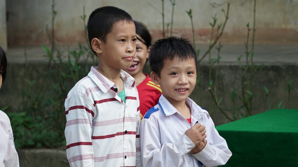 Sinh viên ĐH Vinh tặng quà Trung thu cho học sinh nghèo - 4 Sinh viên ĐH Vinh tặng quà Trung thu cho học sinh nghèo - 4