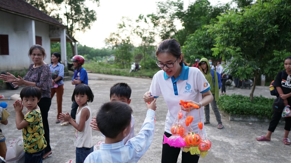 Sinh viên ĐH Vinh tặng quà Trung thu cho học sinh nghèo - 6 Sinh viên ĐH Vinh tặng quà Trung thu cho học sinh nghèo - 6