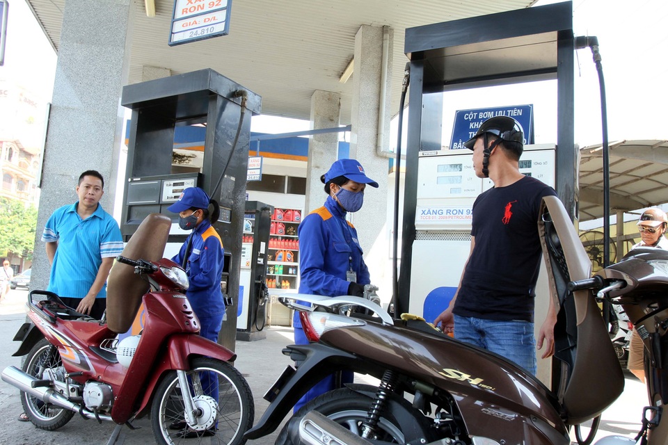 Giá xăng ngày mai: Giá thế giới nhích nhẹ, trong nước biến động ra sao? - 1 Giá xăng ngày mai: Giá thế giới nhích nhẹ, trong nước biến động ra sao? - 1