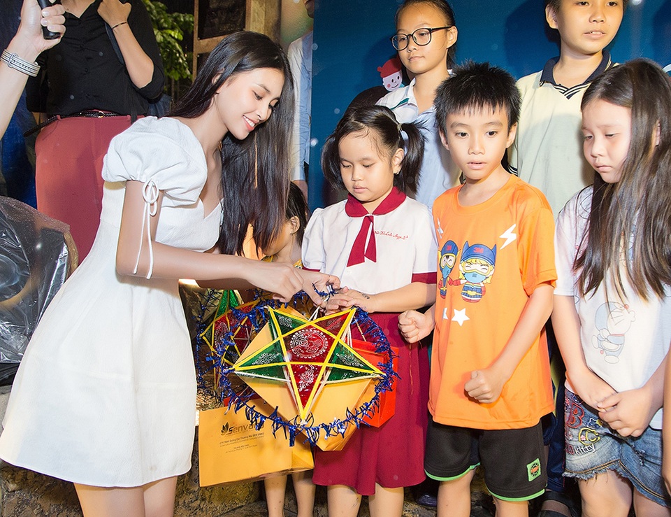 Hoa hậu Tiểu Vy, Lương Thuỳ Linh đón trung thu cùng trẻ em có hoàn cảnh khó khăn - 4 Hoa hậu Tiểu Vy, Lương Thuỳ Linh đón trung thu cùng trẻ em có hoàn cảnh khó khăn - 4