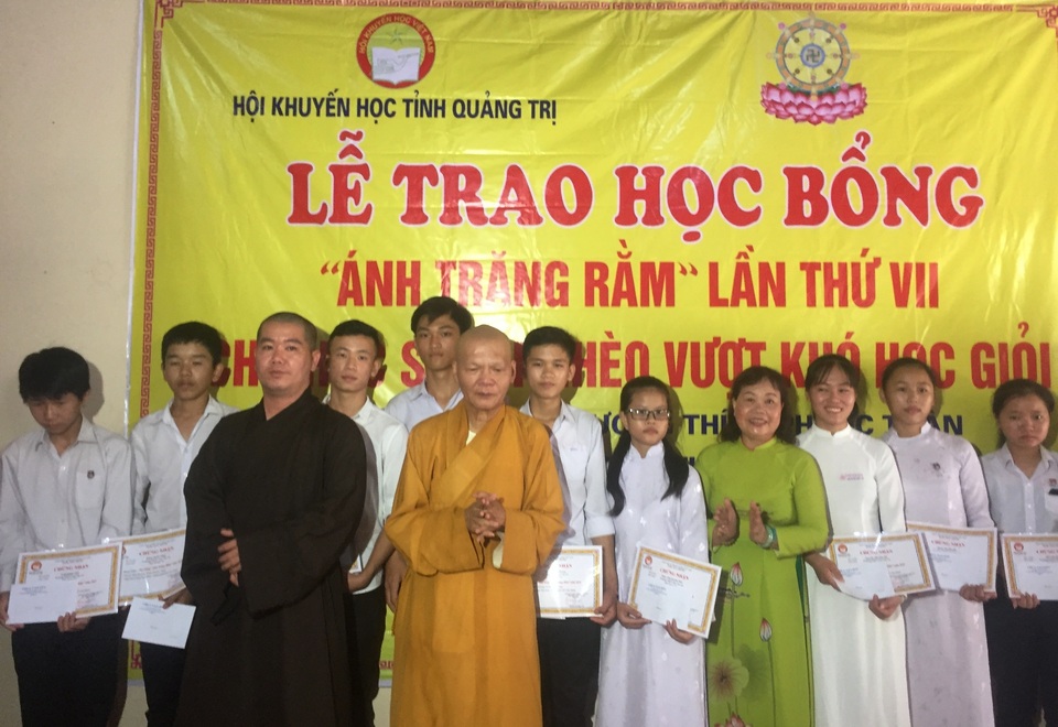 Quảng Trị: Trao hàng chục suất học bổng cho học sinh nghèo - 2 Quảng Trị: Trao hàng chục suất học bổng cho học sinh nghèo - 2