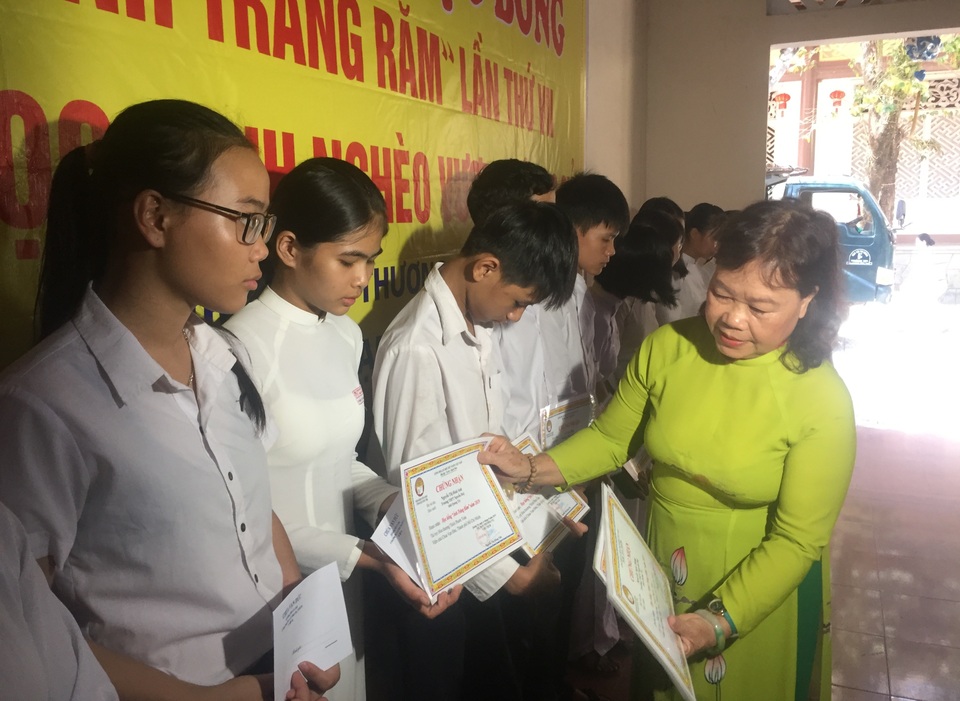 Quảng Trị: Trao hàng chục suất học bổng cho học sinh nghèo - 1 Quảng Trị: Trao hàng chục suất học bổng cho học sinh nghèo - 1
