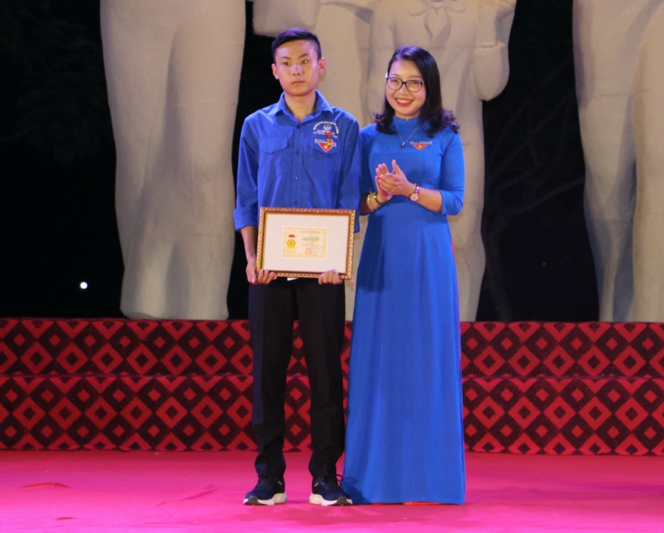 Bộ GDĐT tặng Bằng khen cho nam sinh dũng cảm cứu người giữa dòng lũ - 2 Bộ GDĐT tặng Bằng khen cho nam sinh dũng cảm cứu người giữa dòng lũ - 2