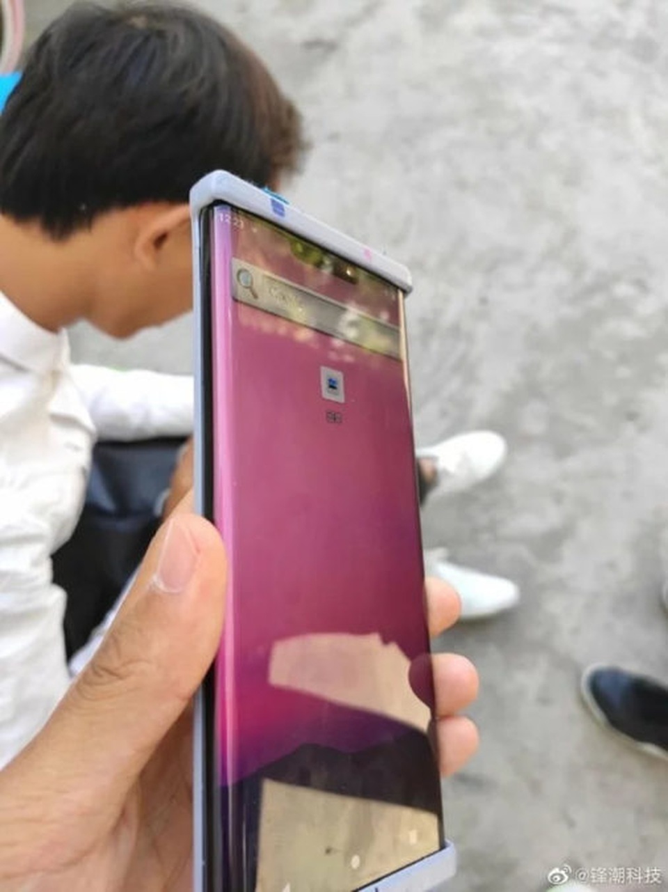 Lộ ảnh thực tế Huawei Mate 30 Pro với màn hình “thác nước” - 1 Lộ ảnh thực tế Huawei Mate 30 Pro với màn hình “thác nước” - 1
