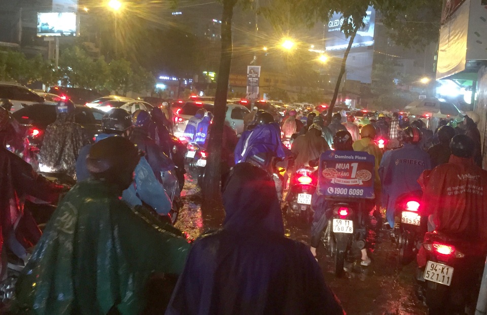 TPHCM: Người, xe bơi trên nhiều tuyến phố ngập nặng trong mưa lớn - 4 TPHCM: Người, xe bơi trên nhiều tuyến phố ngập nặng trong mưa lớn - 4