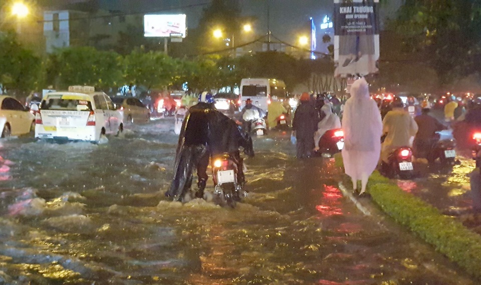 TPHCM: Người, xe bơi trên nhiều tuyến phố ngập nặng trong mưa lớn - 2 TPHCM: Người, xe bơi trên nhiều tuyến phố ngập nặng trong mưa lớn - 2